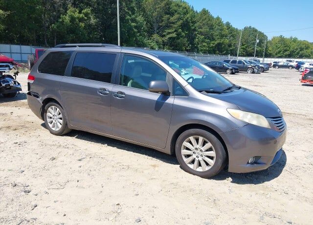 2011 TOYOTA Sienna