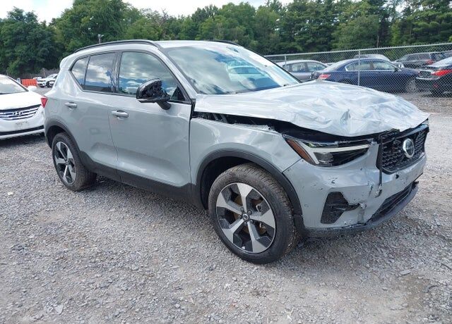 2026 VOLVO XC40