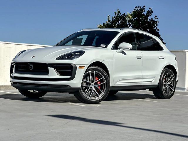 2026 PORSCHE Macan