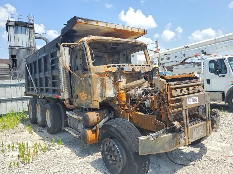 2004 MACK CV