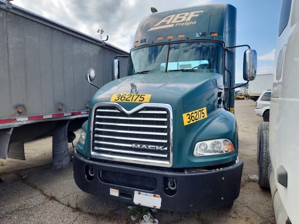 2017 MACK CXU