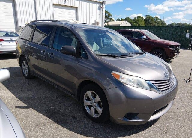 2017 TOYOTA Sienna