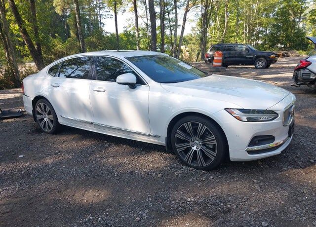 2022 VOLVO S90