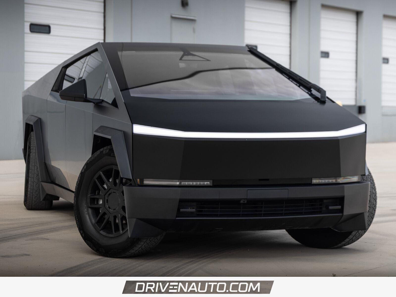 2025 TESLA Cybertruck
