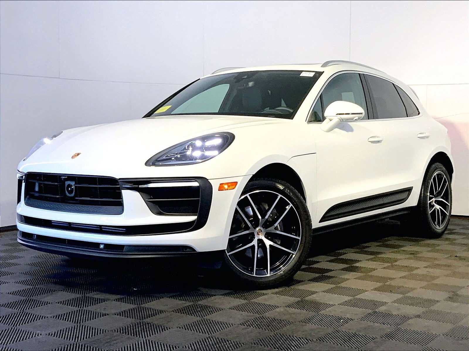 2024 PORSCHE Macan