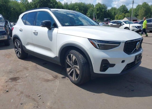 2025 VOLVO XC40