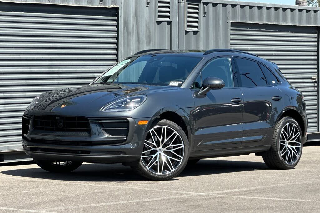 2026 PORSCHE Macan