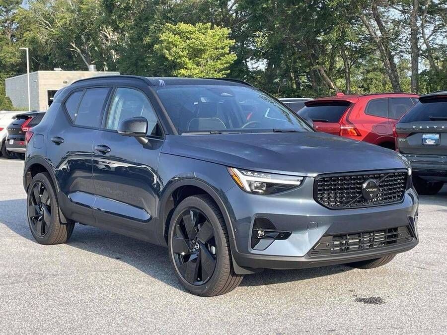 2026 VOLVO XC40