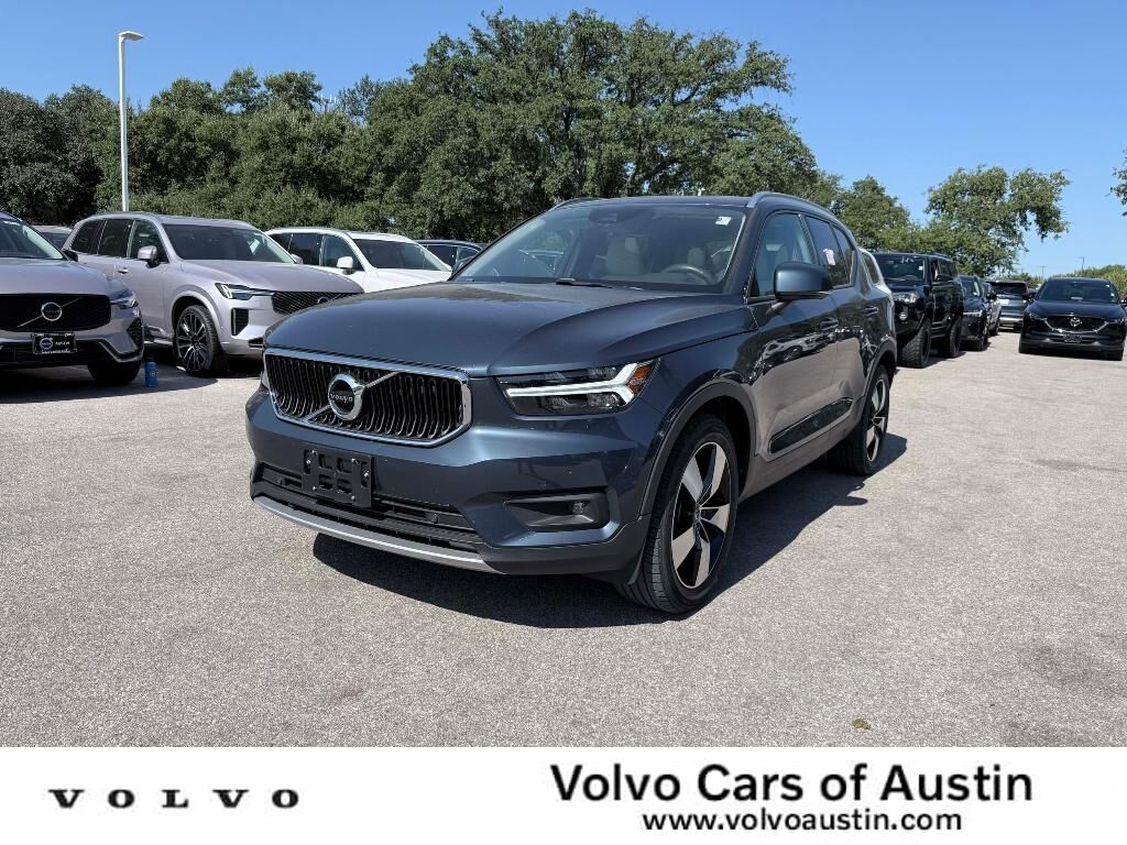 2021 VOLVO XC40
