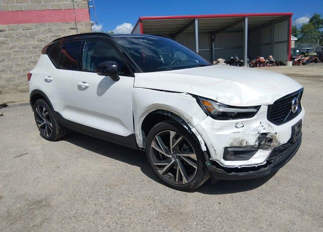 2021 VOLVO XC40