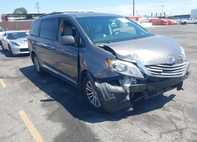 2012 TOYOTA Sienna