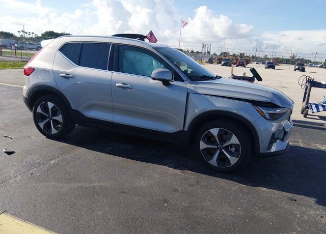 2024 VOLVO XC40