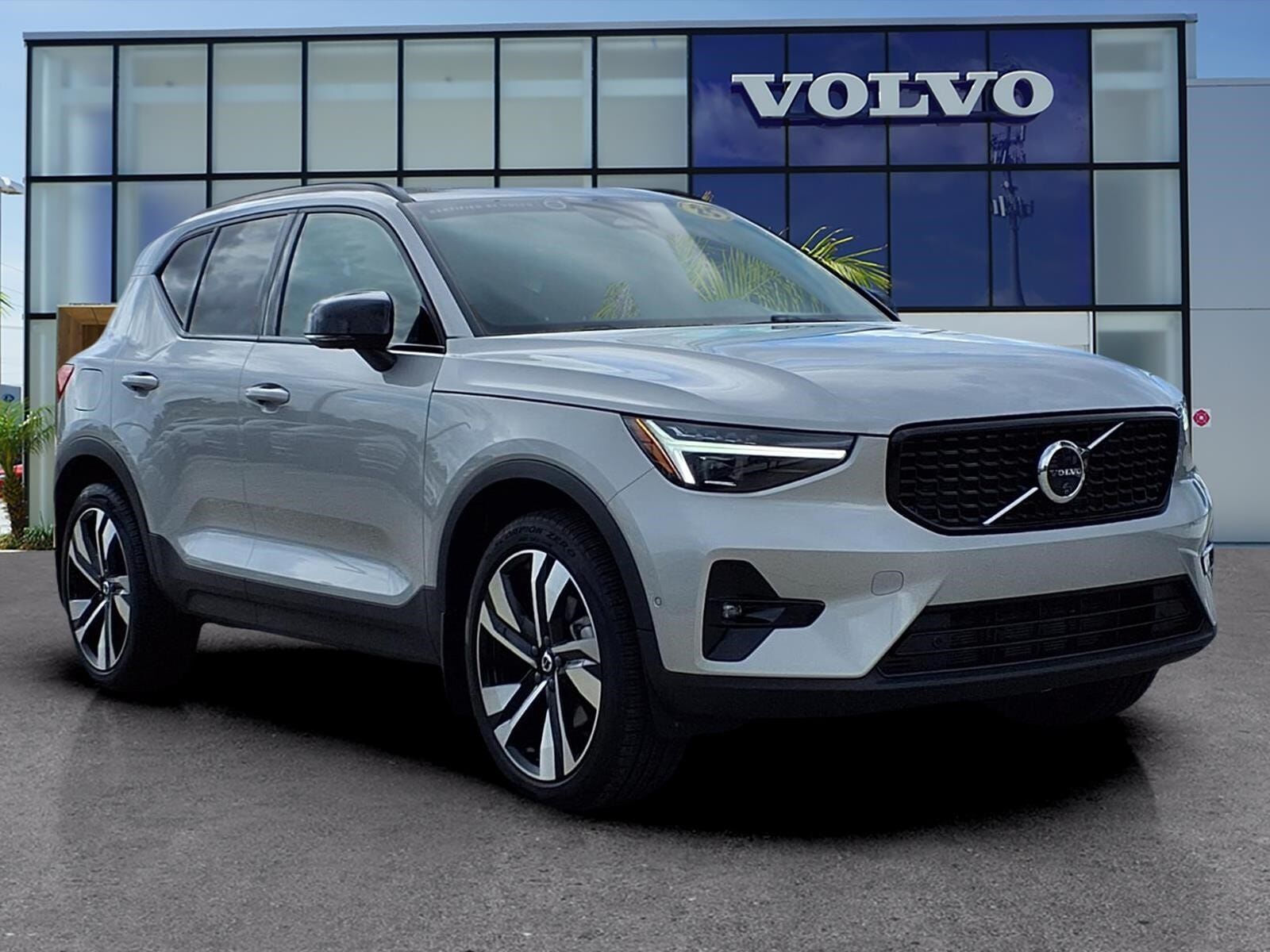 2025 VOLVO XC40