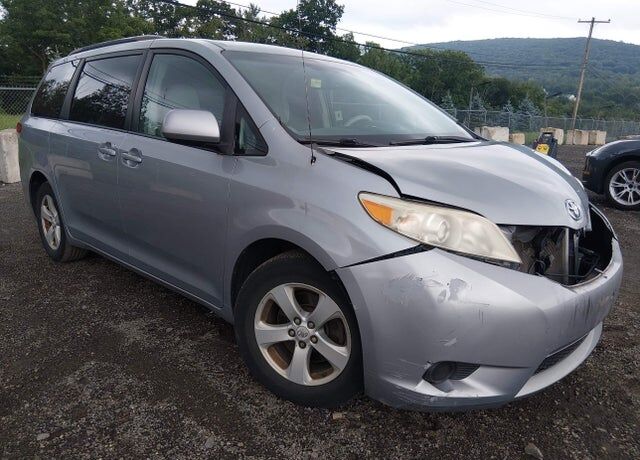 2011 TOYOTA Sienna