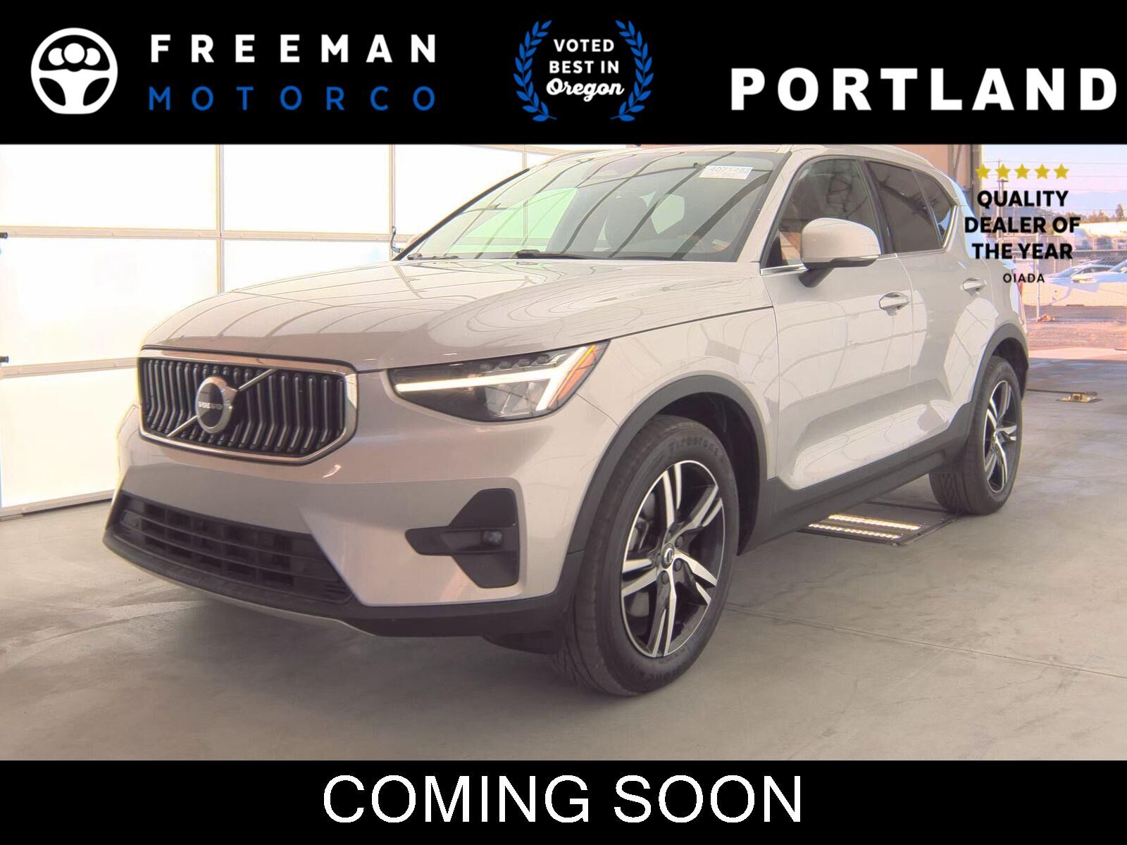 2023 VOLVO XC40