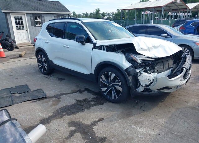 2025 VOLVO XC40