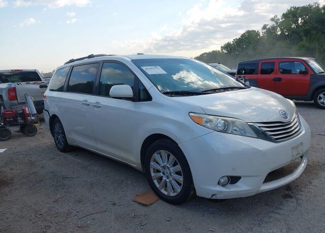 2011 TOYOTA Sienna