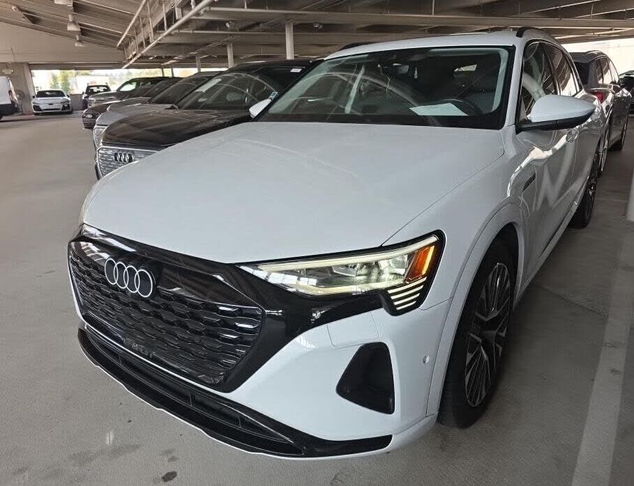2024 AUDI Q8