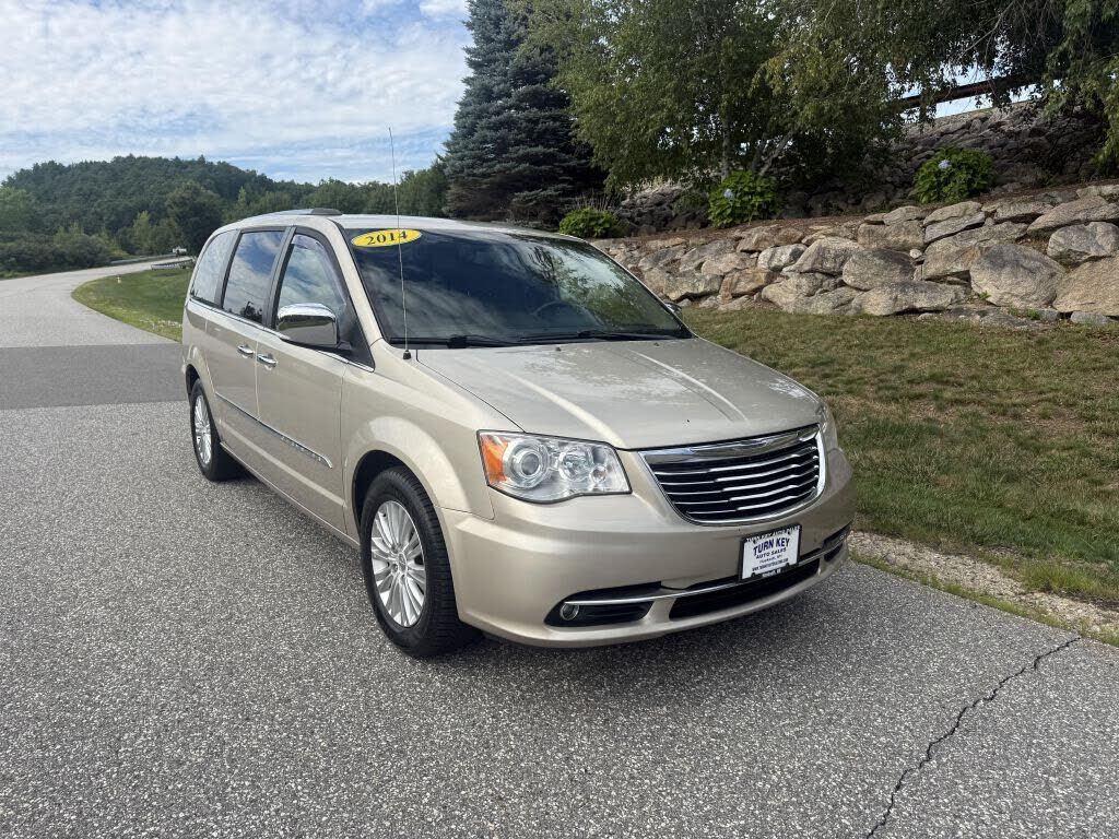 2014 CHRYSLER Town and Country