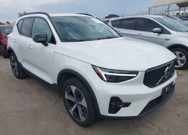 2025 VOLVO XC40