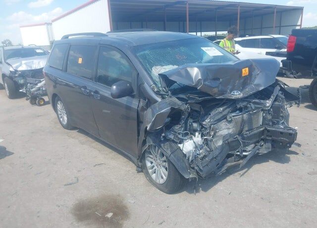 2015 TOYOTA Sienna