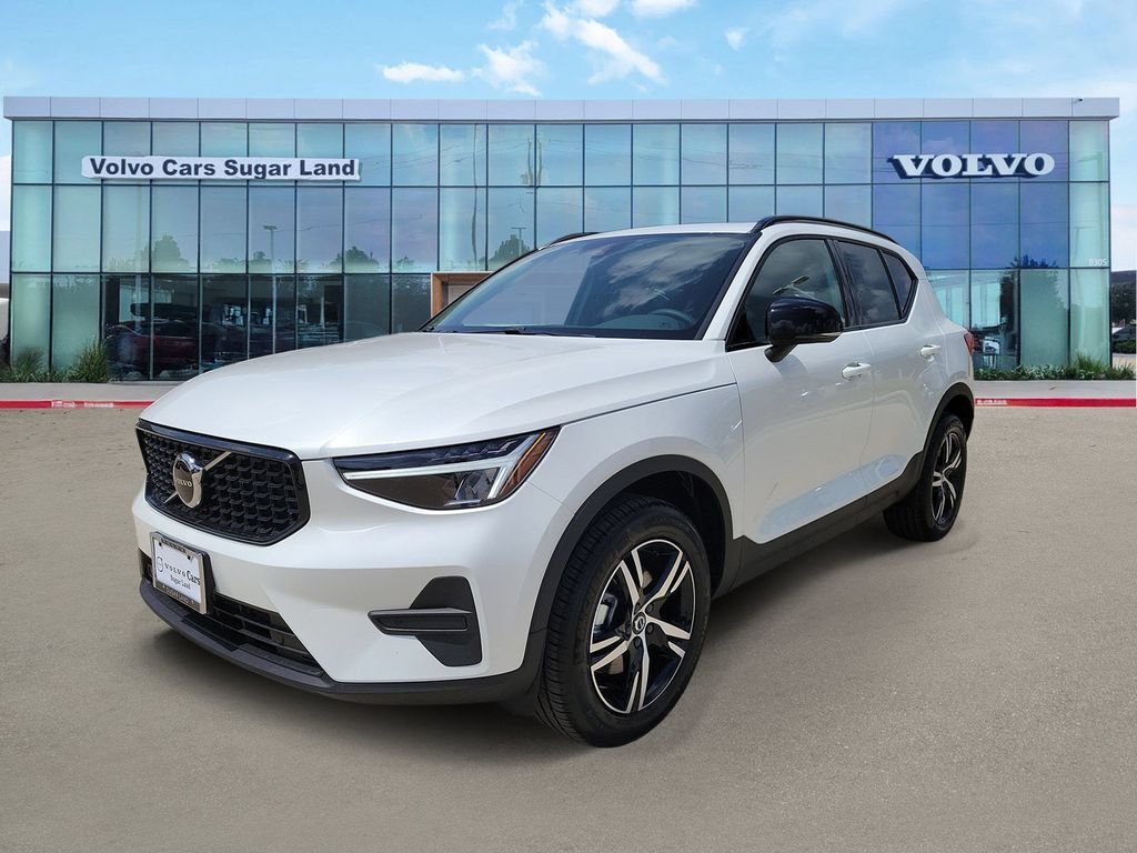 2026 VOLVO XC40