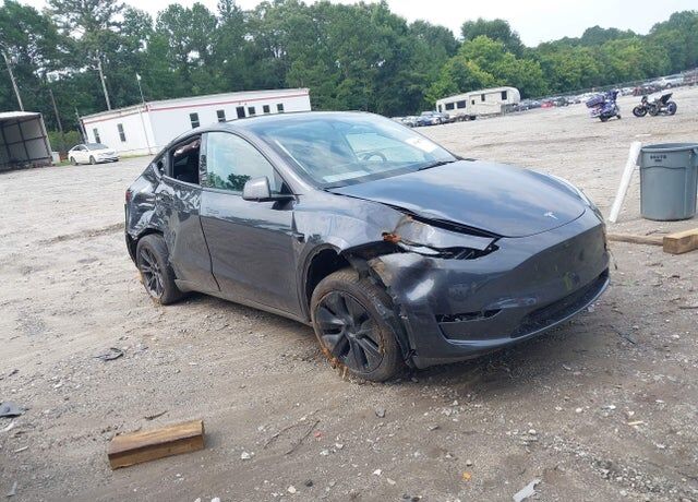 2025 TESLA Model Y