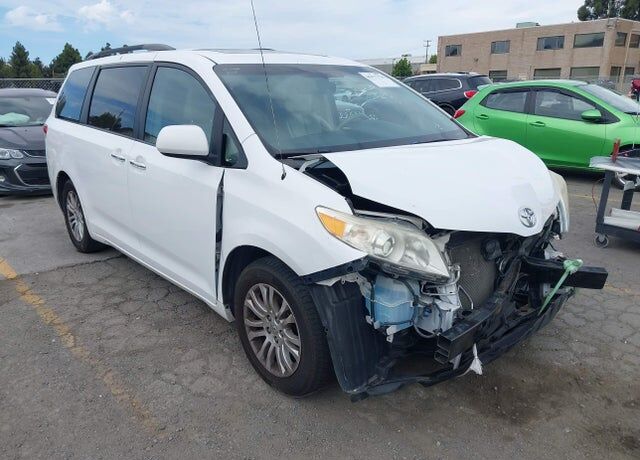 2014 TOYOTA Sienna