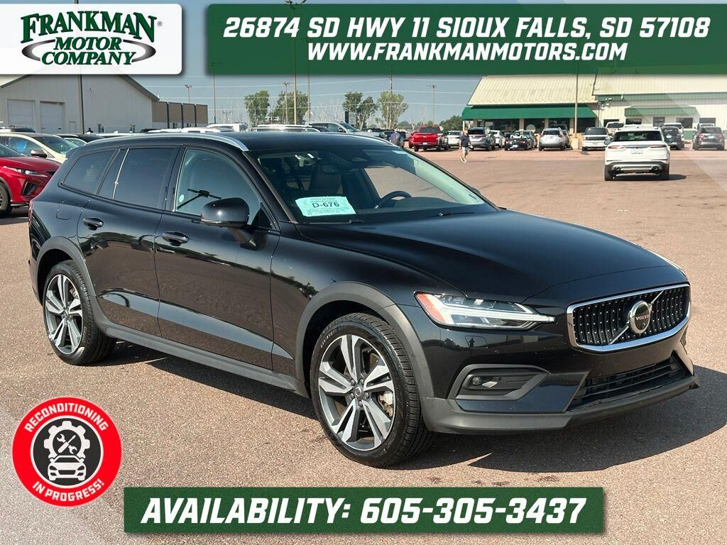 2025 VOLVO V60CC