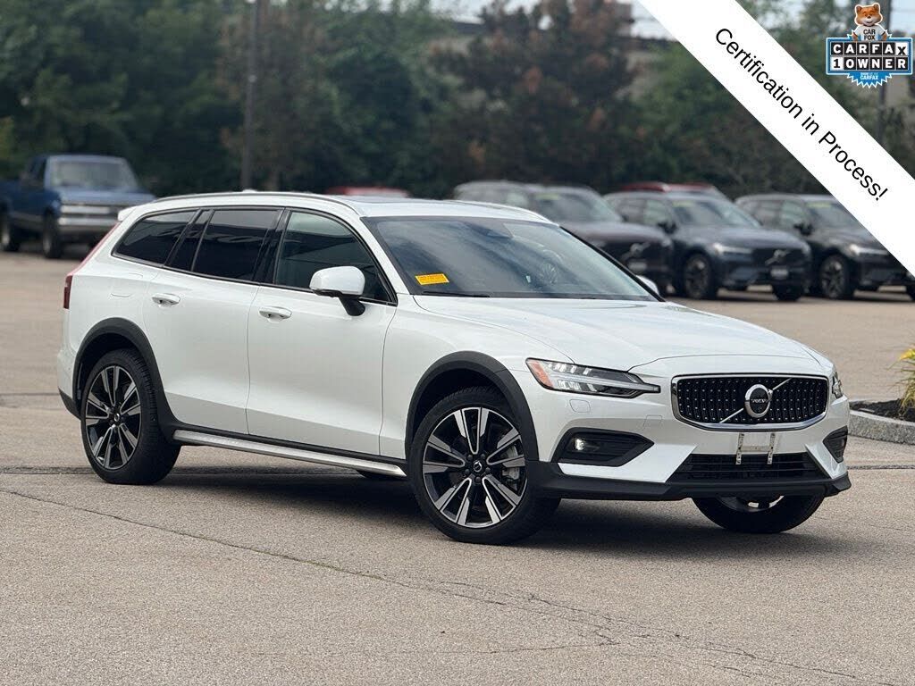2025 VOLVO V60CC