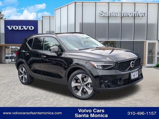 2025 VOLVO XC40