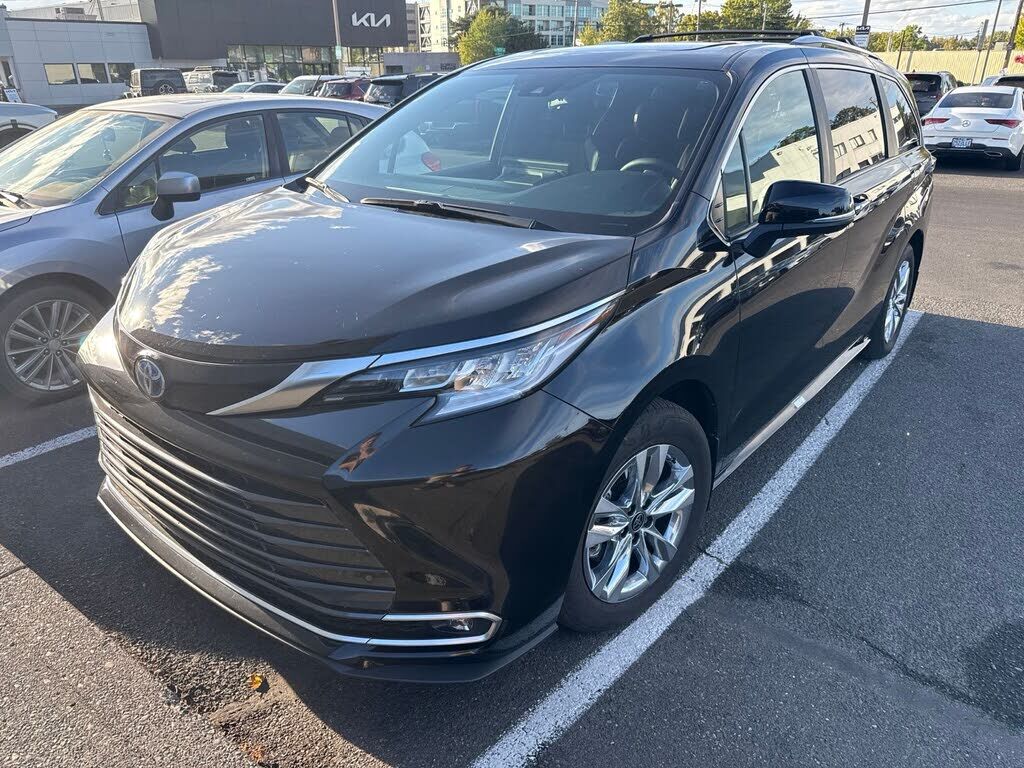 2025 TOYOTA Sienna