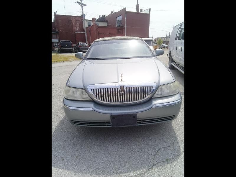 2004 LINCOLN Town Car