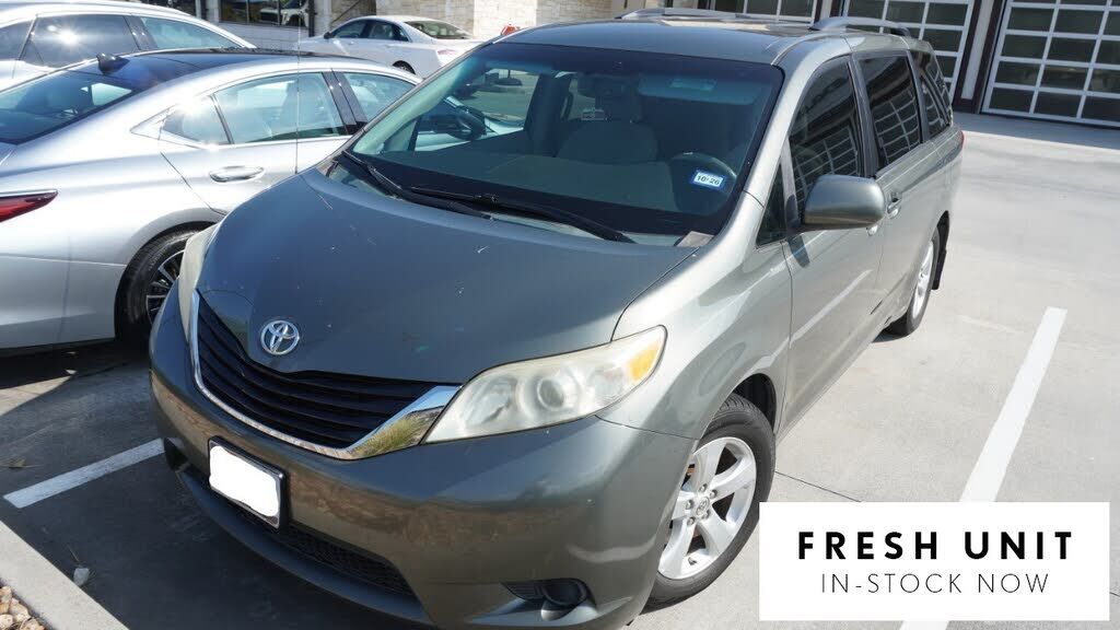 2011 TOYOTA Sienna