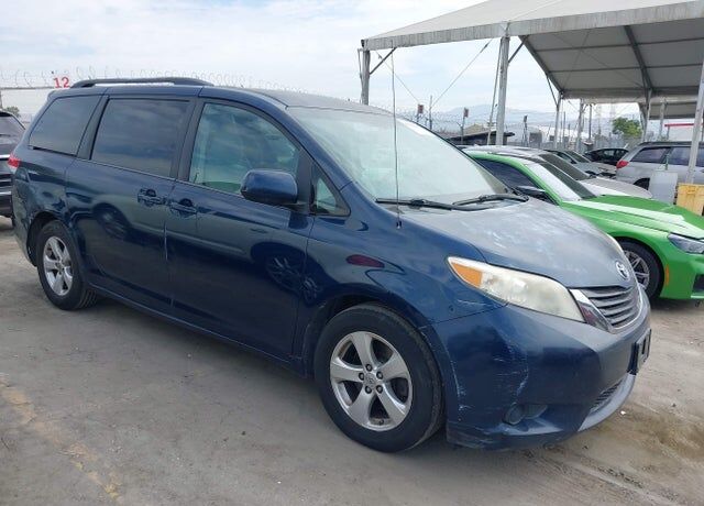 2012 TOYOTA Sienna