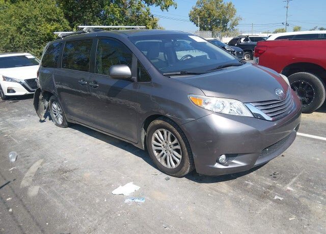 2017 TOYOTA Sienna