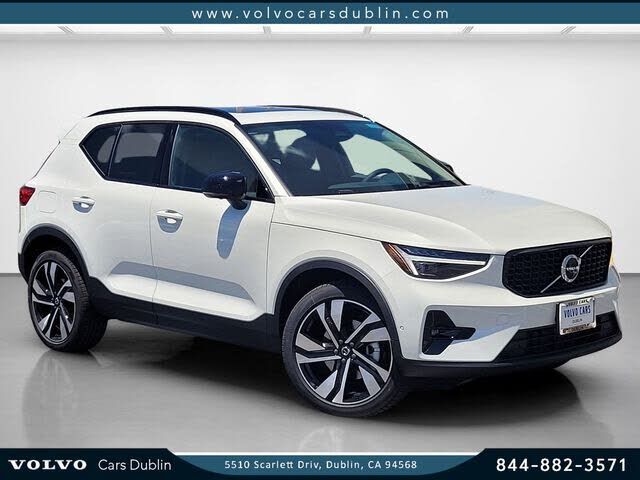 2026 VOLVO XC40