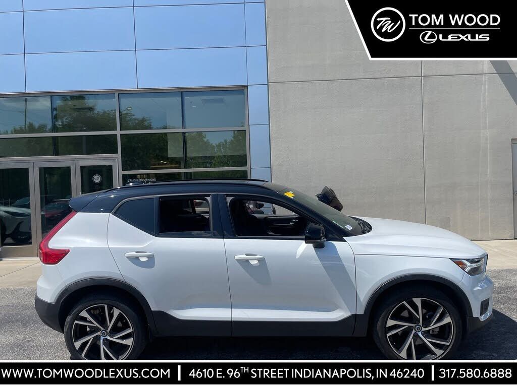 2022 VOLVO XC40