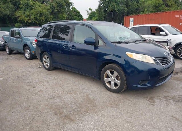 2012 TOYOTA Sienna