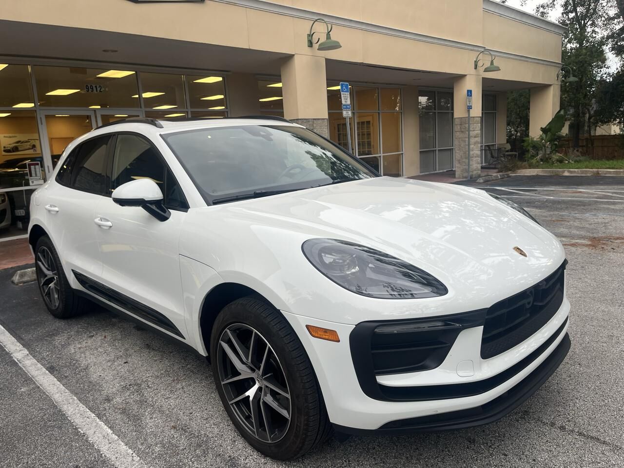2025 PORSCHE Macan