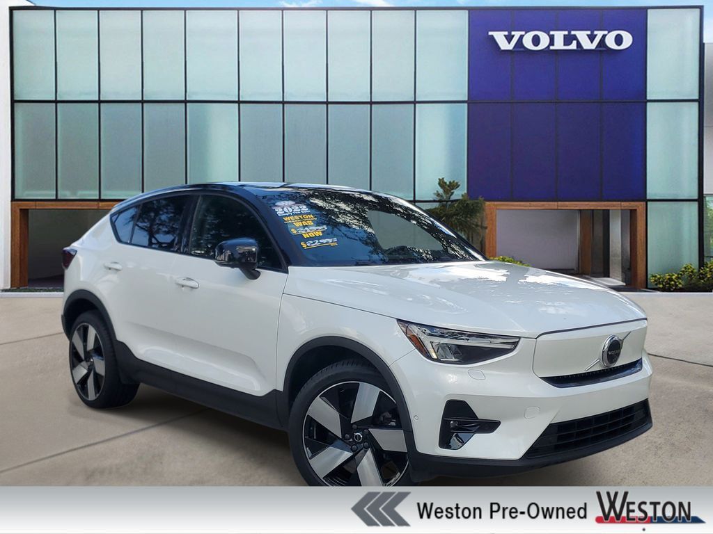 2022 VOLVO C40