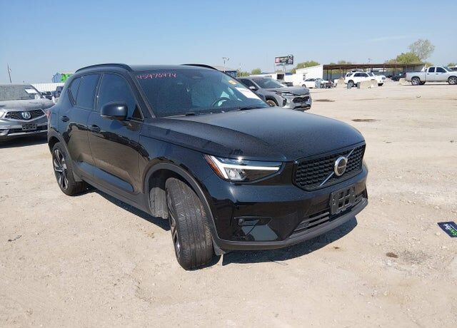 2025 VOLVO XC40