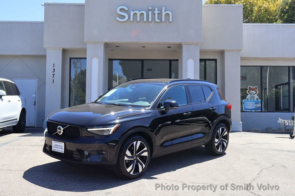 2025 VOLVO XC40