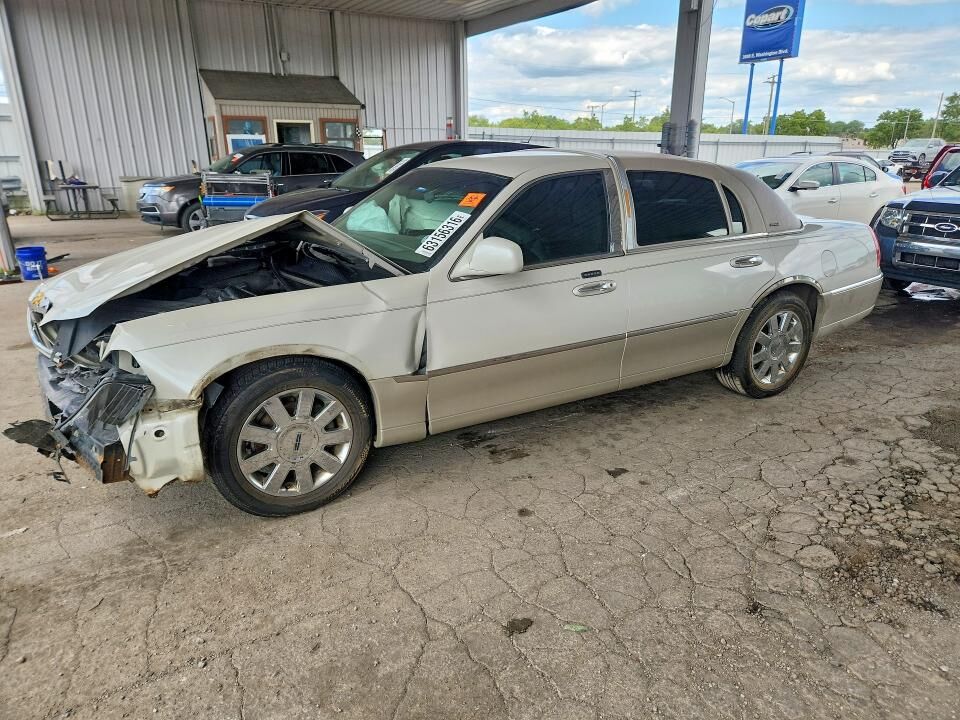 2004 LINCOLN Town Car