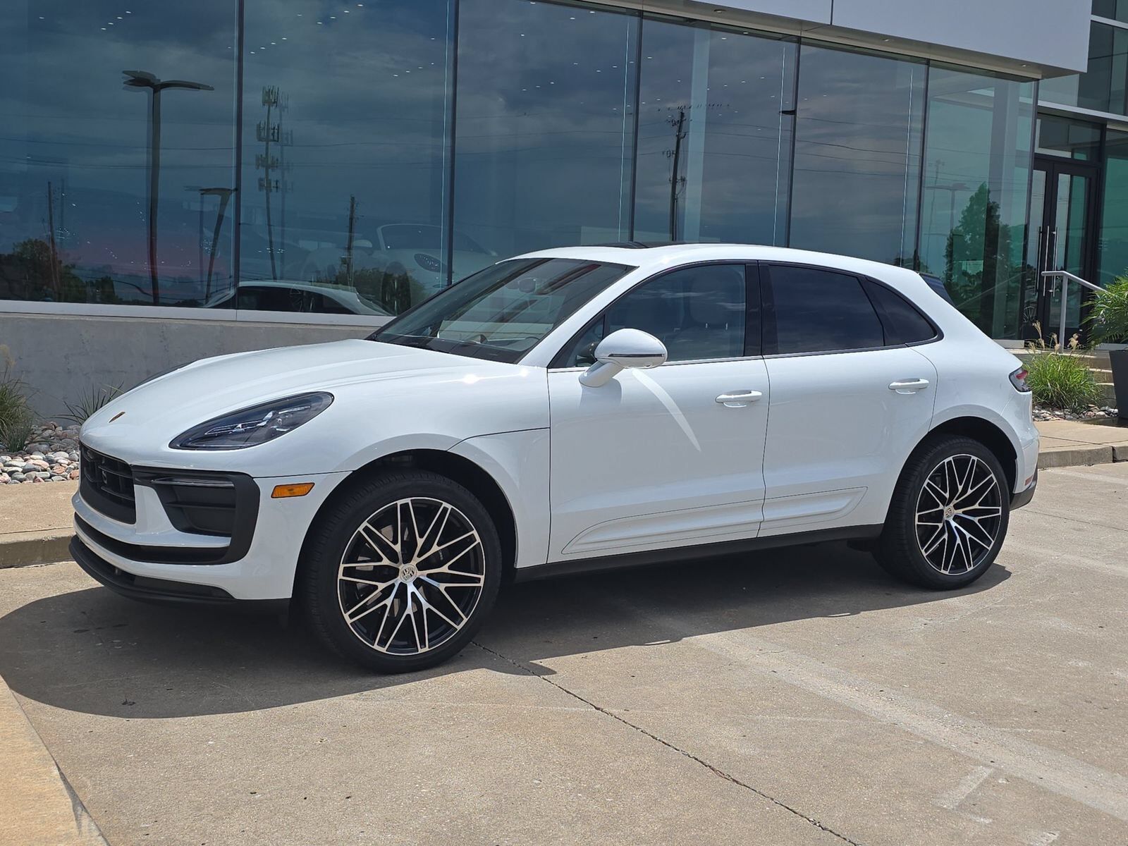 2026 PORSCHE Macan