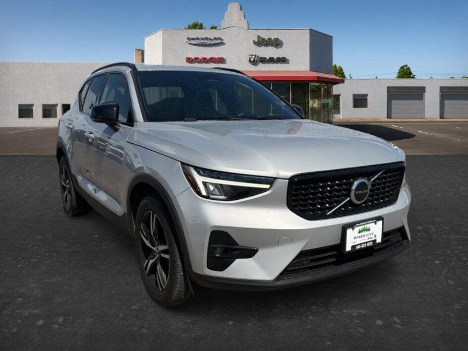 2023 VOLVO XC40