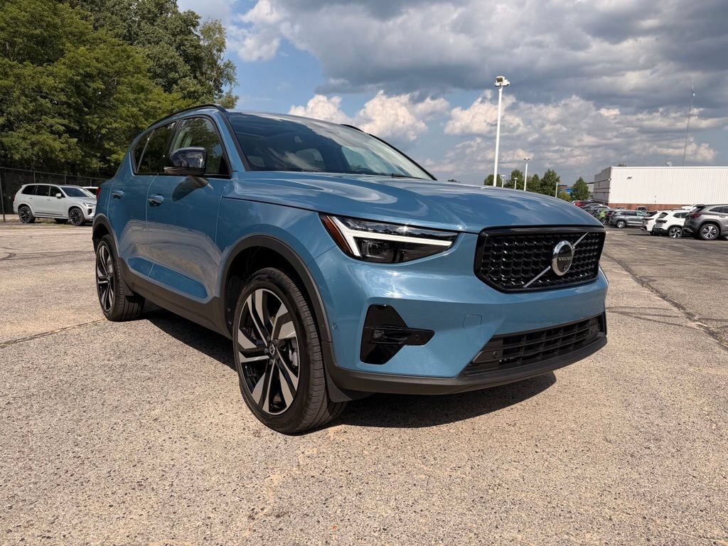 2025 VOLVO XC40
