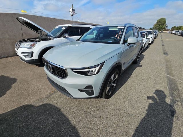 2025 VOLVO XC40