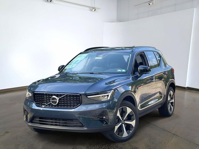 2026 VOLVO XC40