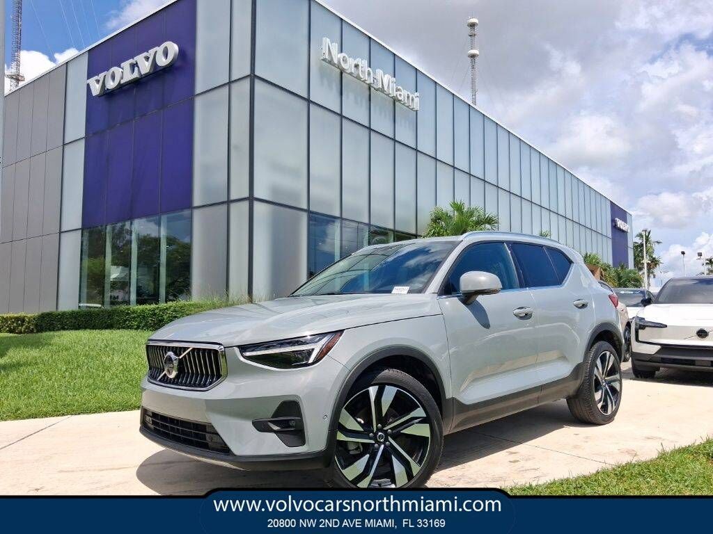 2025 VOLVO XC40